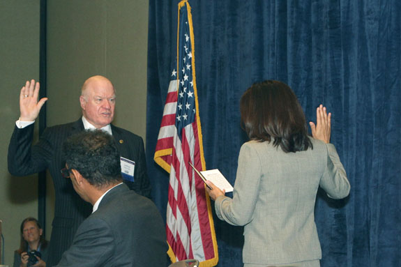 Patrick Kelly takes the oath of office as State Bar president from Chief Justice Tani Cantil-Sakauye.  <br /><em>Photo by S. Todd Rogers</em>